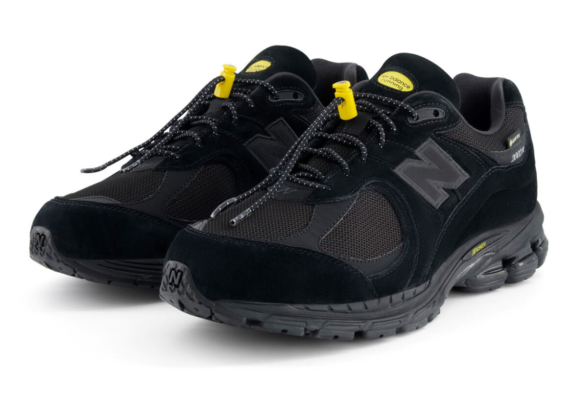 new-balance-2002r-gore-tex-black-yellow-M2002RX3-1.jpg