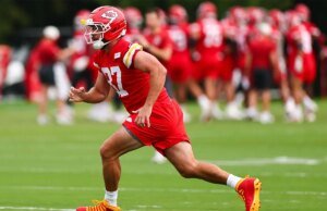 Travis Kelce Debuts Air Jordan 10 “Chiefs” PE Cleats At Training Camp