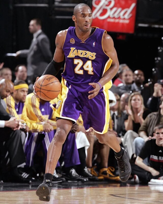 kobe-bryant-wearing-nike-kobe-3-orca-2008-2.jpg