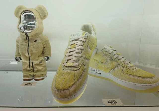medicom-toy-nike-air-force-1-30th-anniversary-2.jpg