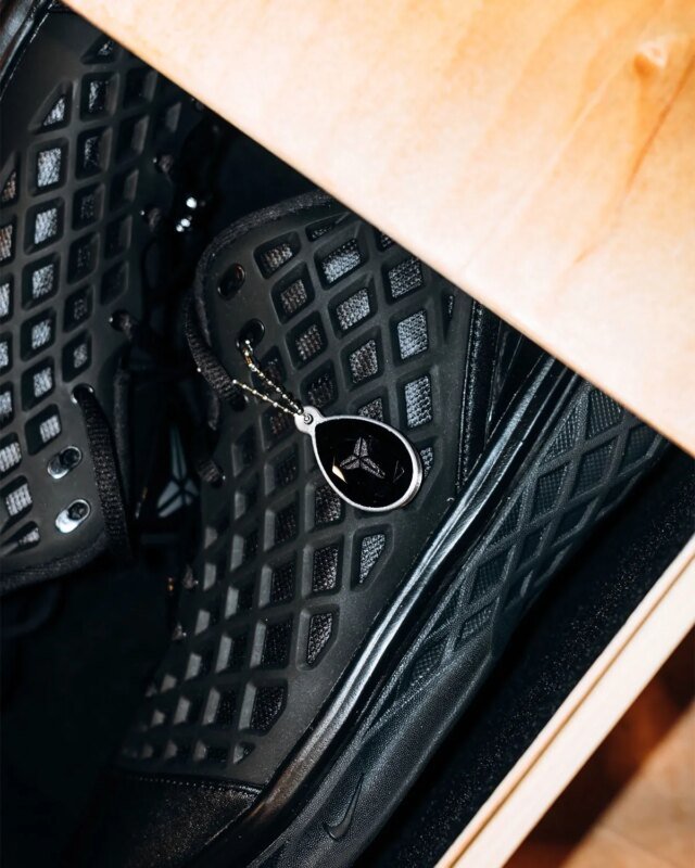 nike-kobe-3-low-protro-black-iv7127-002-5.jpg