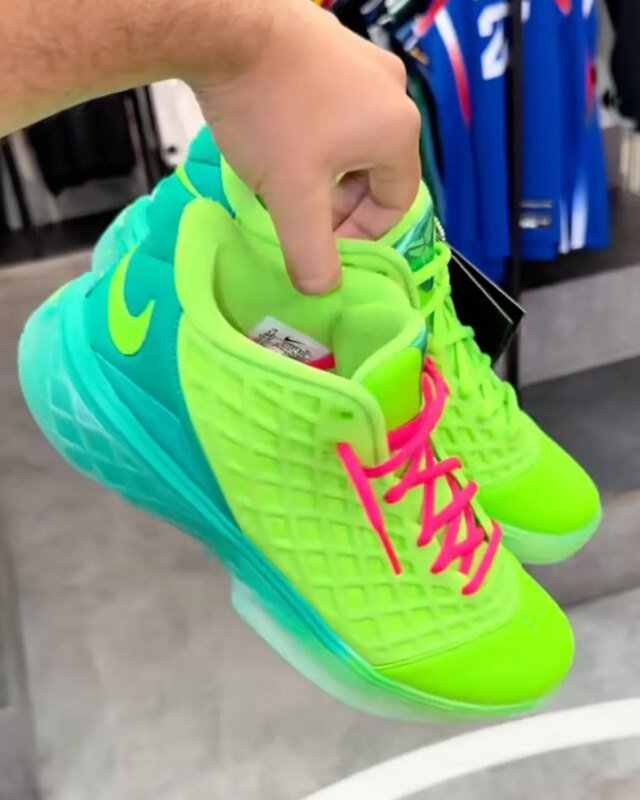 nike-kobe-3-protro-grinch-iv7127-300-1.jpg
