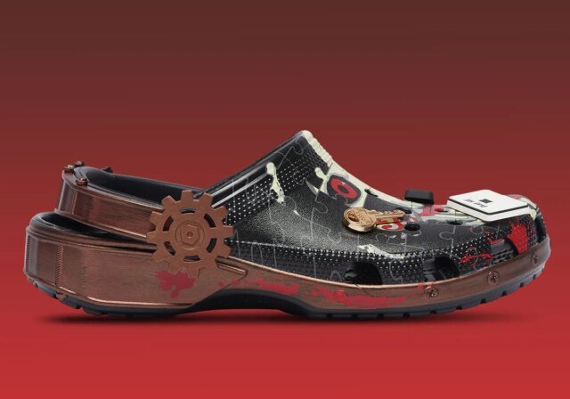 halloween-crocs-classic-clog-saw-jigsaw-213832-90H-3.jpg